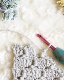 Corner to corner crochet tutorial with teal and pink pineapple crochet hook